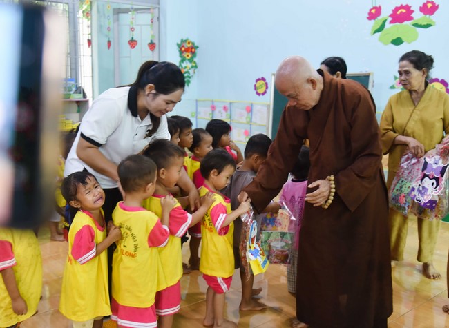 Ban Từ thiện: Tặng quà Trung Thu cho các em học sinh ở Đắk Som, Đăk Nông